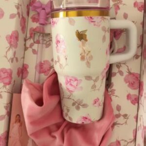 Gourde Stanley Quencher Tumbler avec anse — crème à motifs floraux roses, édition LoveShackFancy