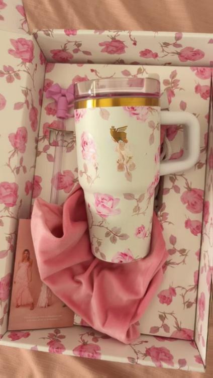 Gourde Stanley Quencher Tumbler avec anse — crème à motifs floraux roses, édition LoveShackFancy