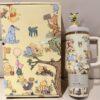Gourde Stanley Quencher Tumbler avec anse — crème/beige, motif personnage d'ours en peluche orange