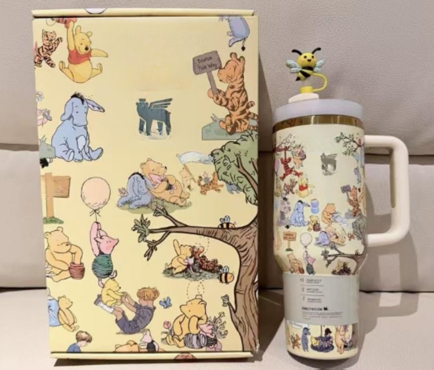 Gourde Stanley Quencher Tumbler avec anse — crème/beige, motif personnage d'ours en peluche orange