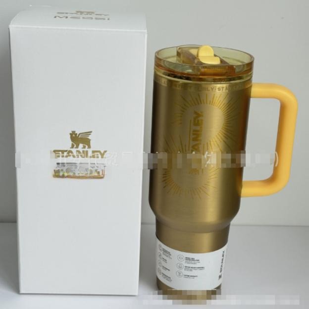 Gourde Stanley Quencher Tumbler avec anse — doré, anse jaune, édition Messi