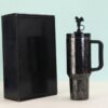 Gourde Stanley Quencher Tumbler avec anse — gris anthracite, motif floral sombre avec éléments évoquant