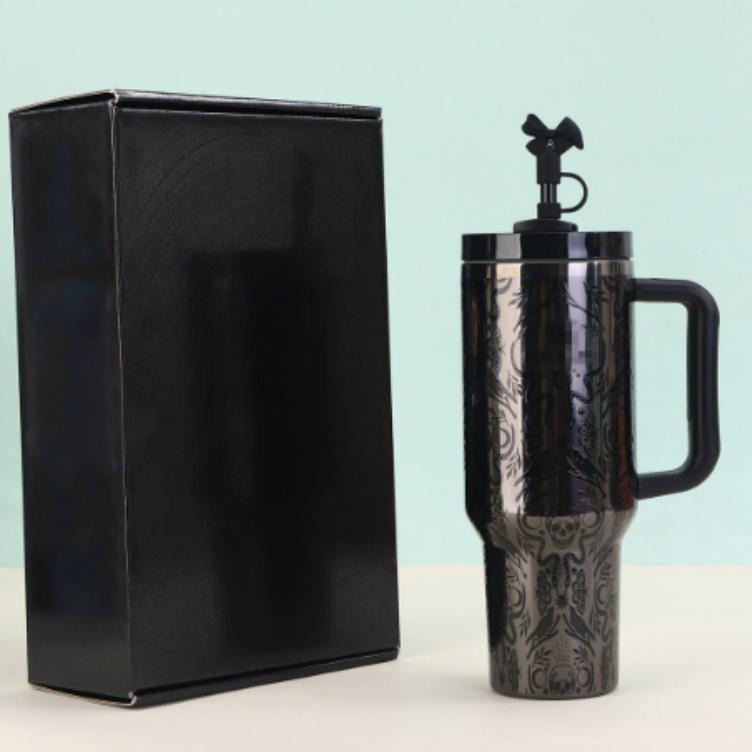 Gourde Stanley Quencher Tumbler avec anse — gris anthracite, motif floral sombre avec éléments évoquant