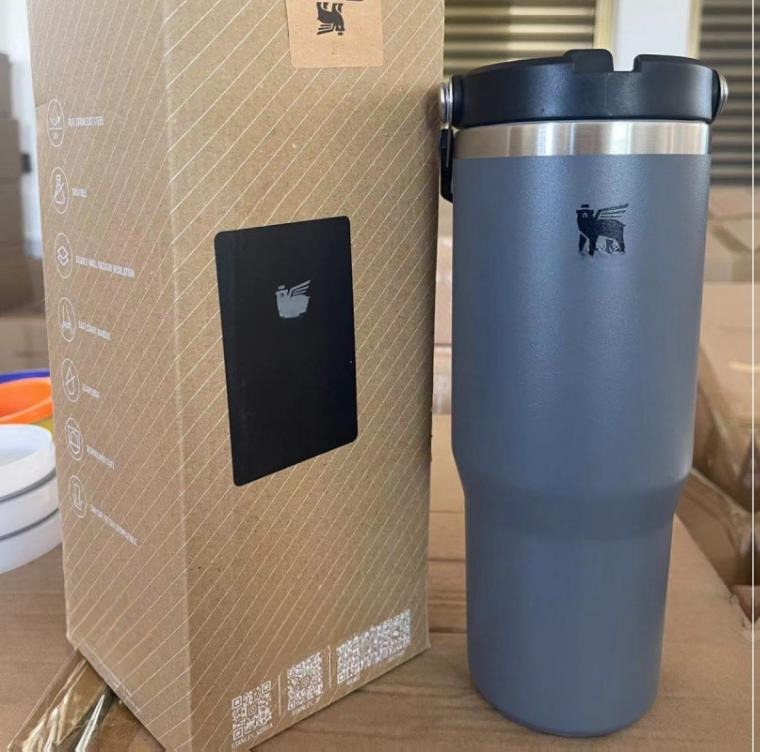 Gourde Stanley Quencher Tumbler avec anse — gris avec couvercle noir
