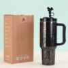 Gourde Stanley Quencher Tumbler avec anse — gris foncé/noir, motif floral sombre avec éléments évoquant