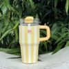 Gourde Stanley Quencher Tumbler avec anse — jaune et blanc à rayures, motif rayures verticales jaunes et blanches