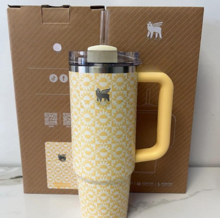 Gourde Stanley Quencher Tumbler avec anse — jaune et blanc, motif géométrique en damier avec fleurs