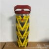 Gourde Stanley Quencher Tumbler avec anse — jaune et noir avec couvercle et anse rouge bordeaux, motif chevrons/triangles noir et jaune