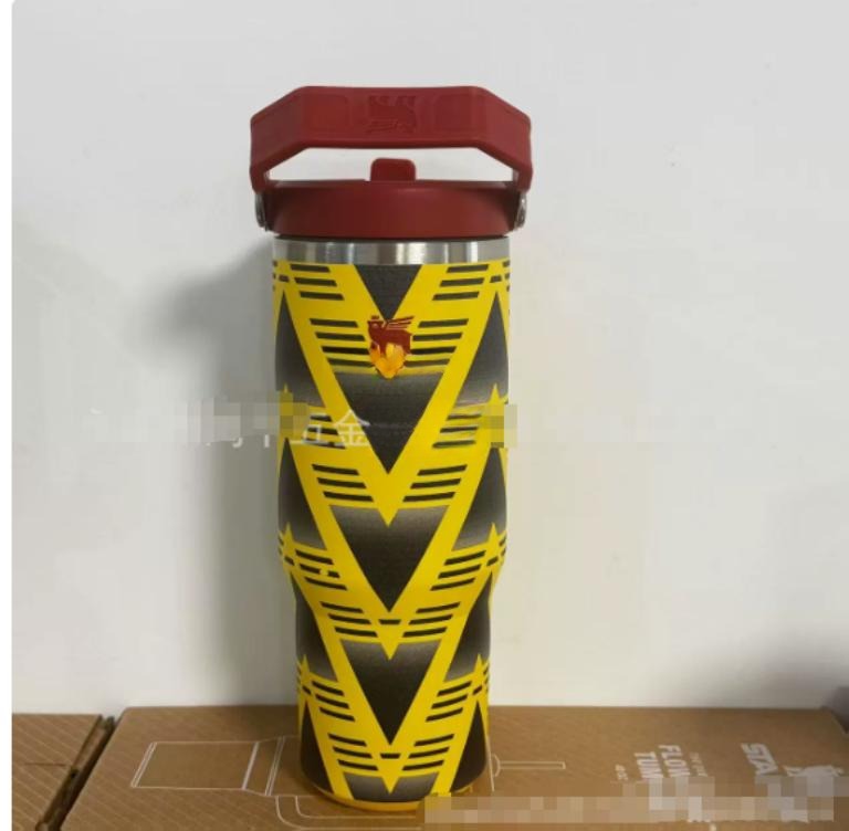 Gourde Stanley Quencher Tumbler avec anse — jaune et noir avec couvercle et anse rouge bordeaux, motif chevrons/triangles noir et jaune