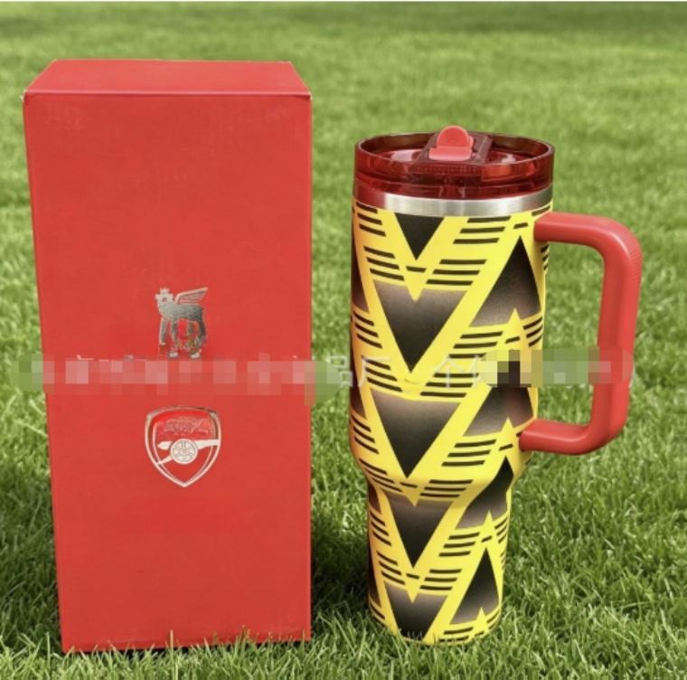 Gourde Stanley Quencher Tumbler avec anse — jaune et noir avec couvercle et anse rouges, édition Arsenal