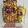 Gourde Stanley Quencher Tumbler avec anse — jaune, motif ourson jaune avec pot de miel