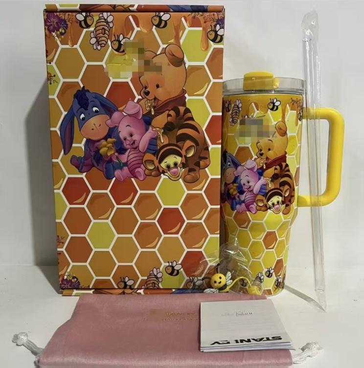 Gourde Stanley Quencher Tumbler avec anse — jaune, motif ourson jaune avec pot de miel