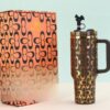 Gourde Stanley Quencher Tumbler avec anse — marron/doré, motif géométrique répétitif de doubles "C"