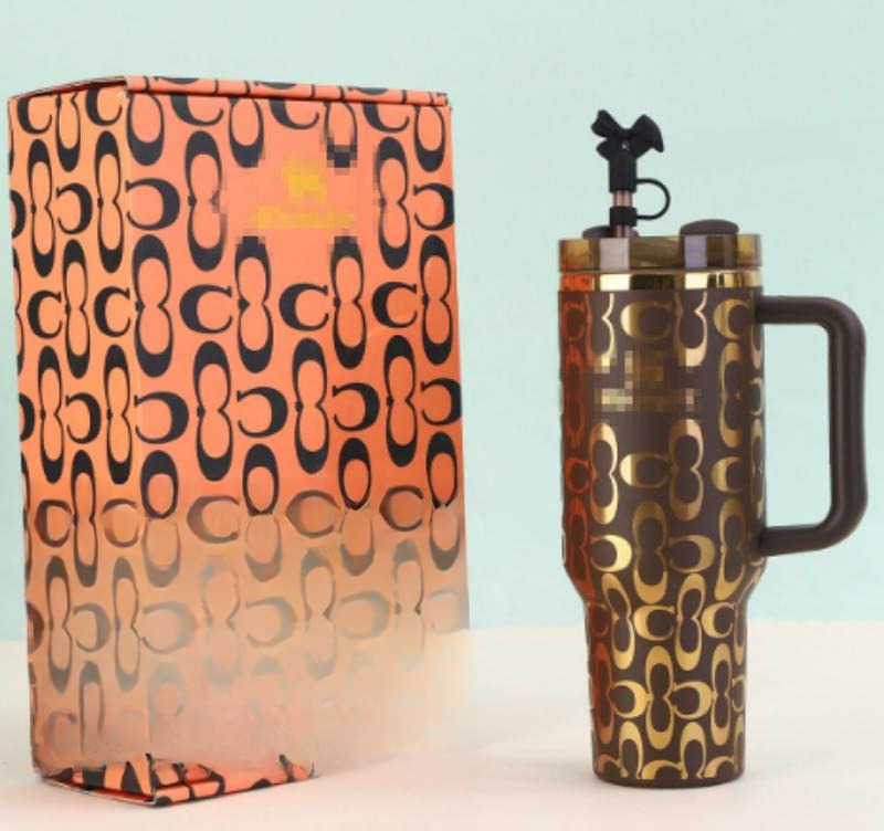 Gourde Stanley Quencher Tumbler avec anse — marron/doré, motif géométrique répétitif de doubles "C"