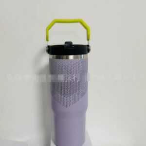 Gourde Stanley Quencher Tumbler avec anse — mauve / lilas, anse jaune fluo, couvercle noir, motif géométrique de petits triangles en