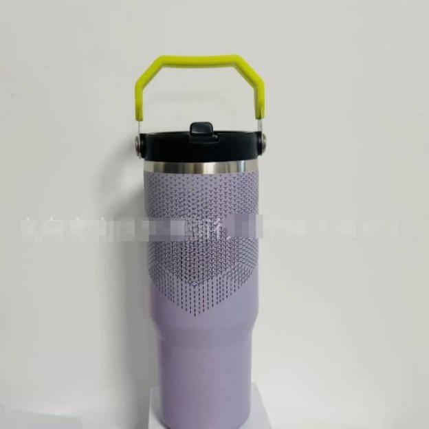 Gourde Stanley Quencher Tumbler avec anse — mauve / lilas, anse jaune fluo, couvercle noir, motif géométrique de petits triangles en