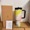 Gourde Stanley Quencher Tumbler avec anse — multicolore (dégradé jaune/rose/bleu), motif dégradé tacheté (effet éclaboussures) jaune