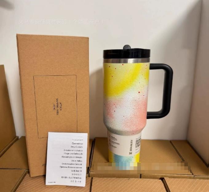 Gourde Stanley Quencher Tumbler avec anse — multicolore (dégradé jaune/rose/bleu), motif dégradé tacheté (effet éclaboussures) jaune