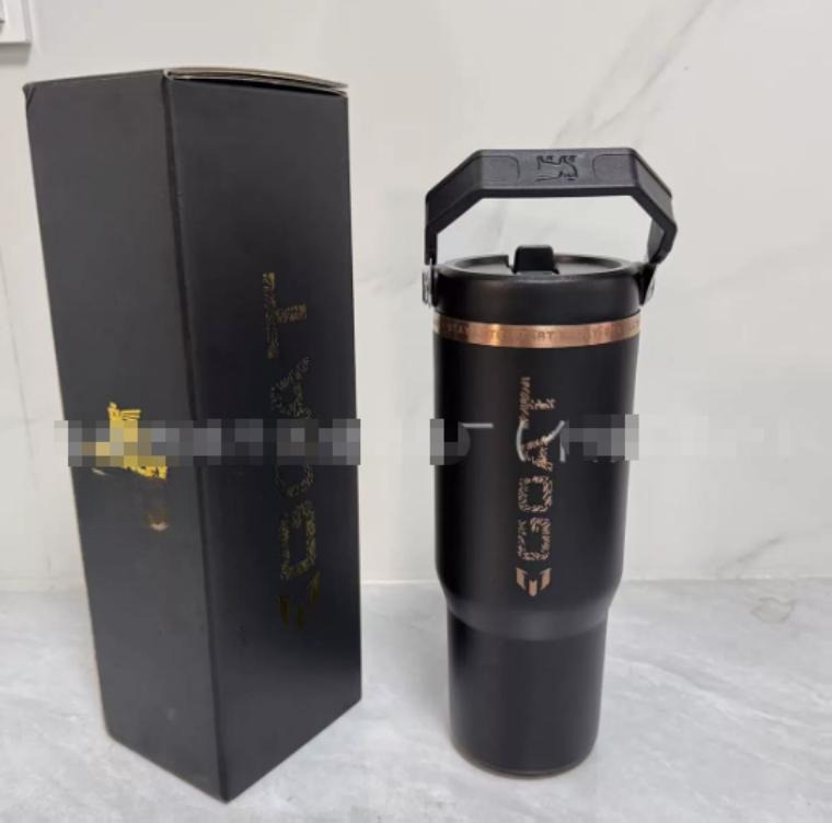 Gourde Stanley Quencher Tumbler avec anse — noir avec détails cuivrés, édition Messi