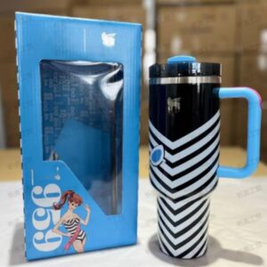 Gourde Stanley Quencher Tumbler avec anse — noir et blanc (gourde), bleu (boîte), édition Barbie