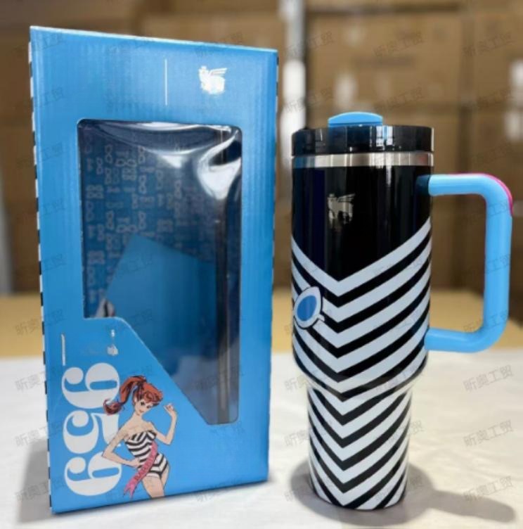 Gourde Stanley Quencher Tumbler avec anse — noir et blanc (gourde), bleu (boîte), édition Barbie