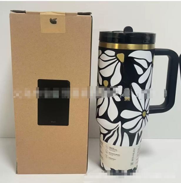 Gourde Stanley Quencher Tumbler avec anse — noir, motif fleurs blanches et jaunes, motif de marguerites blanches à cœur jaune