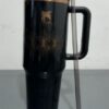 Gourde Stanley Quencher Tumbler avec anse — noir, motif géométrique de losanges et rayons en