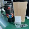 Gourde Stanley Quencher Tumbler avec anse — noir, motif personnage bleu à grandes oreilles