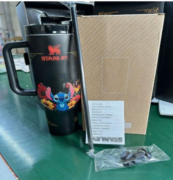 Gourde Stanley Quencher Tumbler avec anse — noir, motif personnage bleu à grandes oreilles