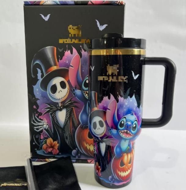 Gourde Stanley Quencher Tumbler avec anse — noir, motif personnage squelettique en habit noir et