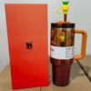 Gourde Stanley Quencher Tumbler avec anse — orange/marron avec reflets dorés, édition Karol G