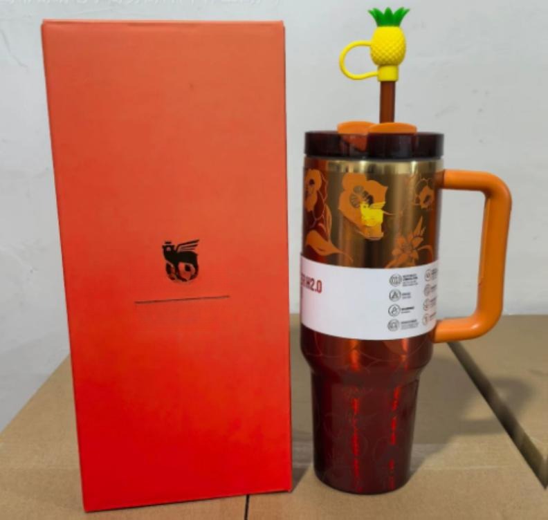 Gourde Stanley Quencher Tumbler avec anse — orange/marron avec reflets dorés, édition Karol G