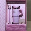 Gourde Stanley Quencher Tumbler avec anse — rose avec motif de nœuds blancs, édition LoveShackFancy