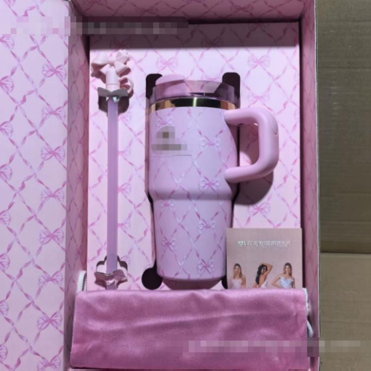 Gourde Stanley Quencher Tumbler avec anse — rose avec motif de nœuds blancs, édition LoveShackFancy