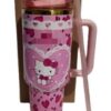 Gourde Stanley Quencher Tumbler avec anse — rose avec motif léopard et cœurs, motif personnage félin blanc avec nœud rouge