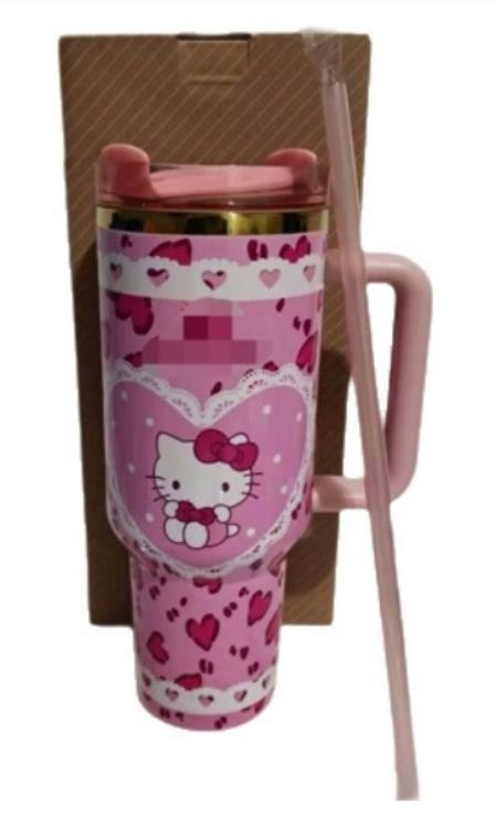 Gourde Stanley Quencher Tumbler avec anse — rose avec motif léopard et cœurs, motif personnage félin blanc avec nœud rouge