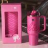 Gourde Stanley Quencher Tumbler avec anse — rose, édition Barbie