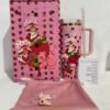Gourde Stanley Quencher Tumbler avec anse — rose, édition Strawberry Shortcake
