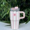 Gourde Stanley Quencher Tumbler avec anse — rose et blanc à rayures, motif rayures verticales roses et blanches