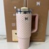Gourde Stanley Quencher Tumbler avec anse — rose et blanc, motif géométrique en damier avec fleurs