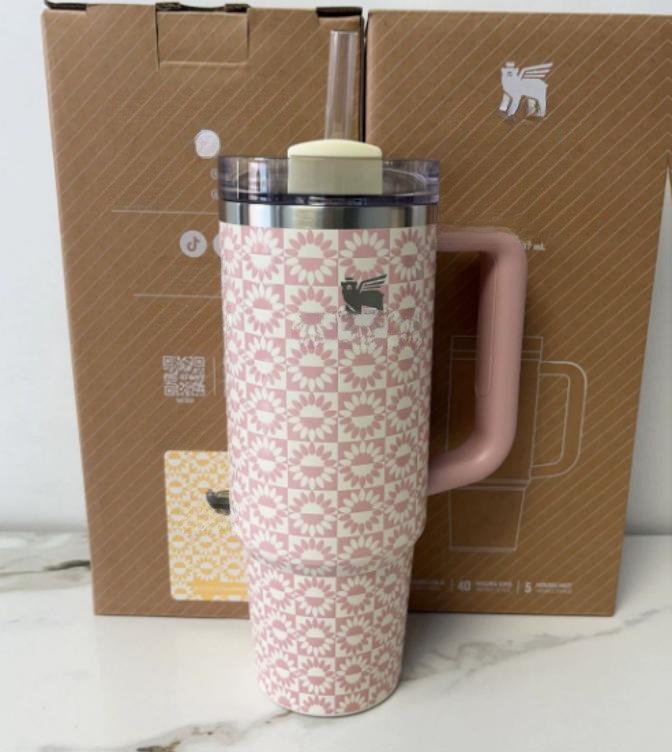 Gourde Stanley Quencher Tumbler avec anse — rose et blanc, motif géométrique en damier avec fleurs