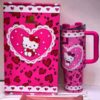 Gourde Stanley Quencher Tumbler avec anse — rose fuchsia avec motif léopard et cœurs, motif personnage félin blanc avec nœud rouge
