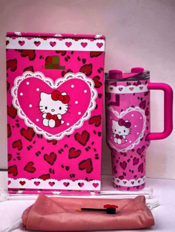 Gourde Stanley Quencher Tumbler avec anse — rose fuchsia avec motif léopard et cœurs, motif personnage félin blanc avec nœud rouge