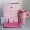 Gourde Stanley Quencher Tumbler avec anse — rose, motif de guirlandes et cerises en relief sur