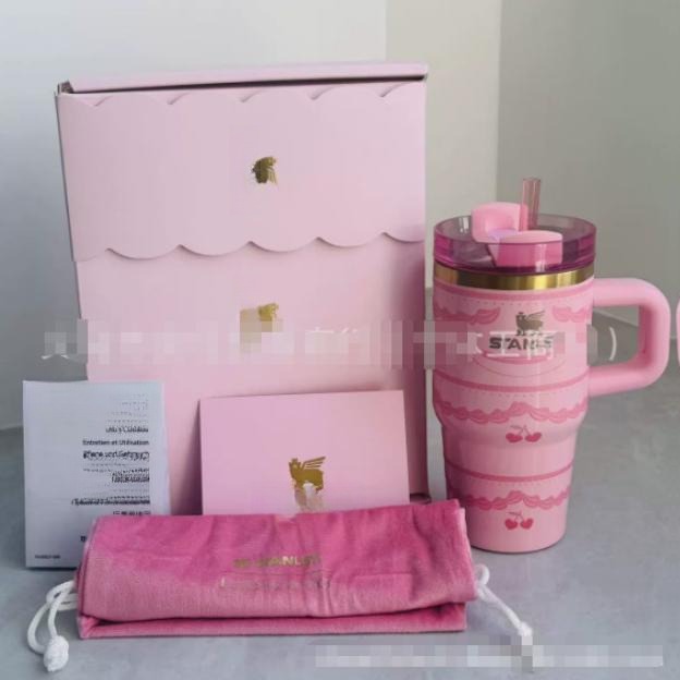 Gourde Stanley Quencher Tumbler avec anse — rose, motif de guirlandes et cerises en relief sur