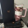 Gourde Stanley Quencher Tumbler avec anse — rose, motif rayures tigrées diagonales bordeaux et