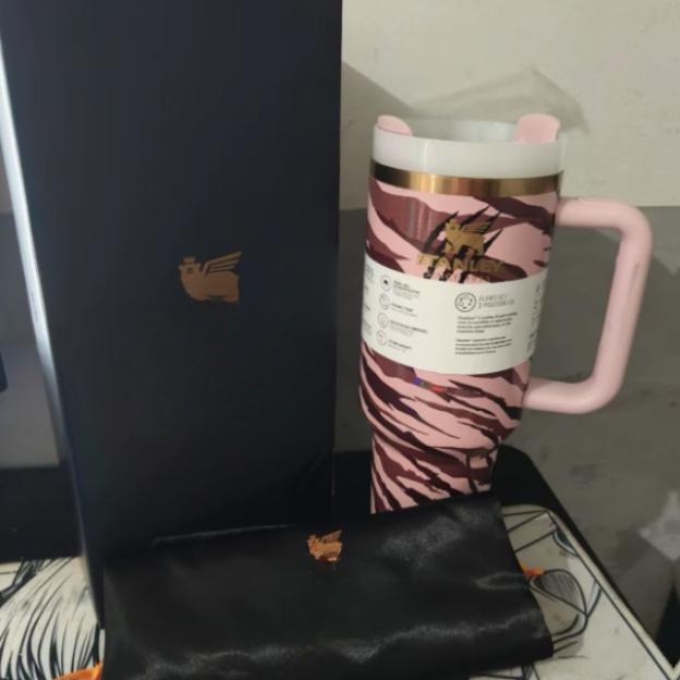 Gourde Stanley Quencher Tumbler avec anse — rose, motif rayures tigrées diagonales bordeaux et