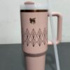 Gourde Stanley Quencher Tumbler avec anse — rose pâle, motif géométrique de losanges
