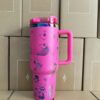 Gourde Stanley Quencher Tumbler avec anse — rose vif / fuchsia, motif mêmes scènes en contours foncés : chien