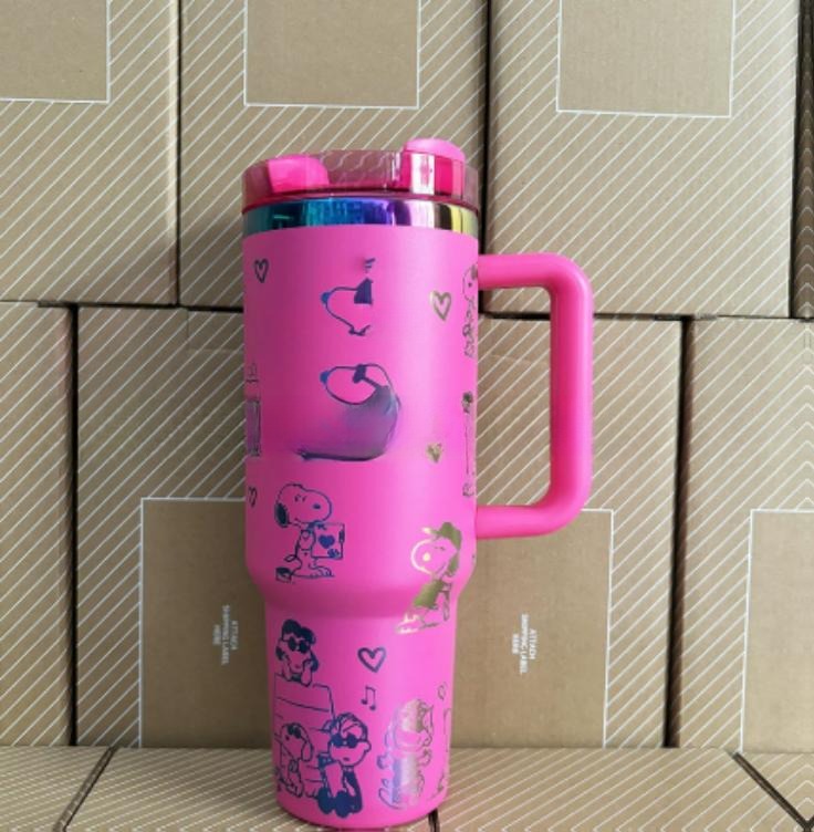 Gourde Stanley Quencher Tumbler avec anse — rose vif / fuchsia, motif mêmes scènes en contours foncés : chien